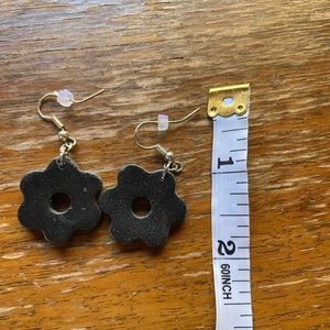 Lisa says gah black flower earrings